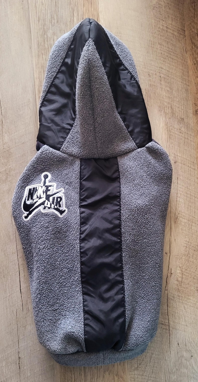 Upcycled Nike Air Jordan Hunde Hoodie Grösse S. Einzelstück! Bild 2