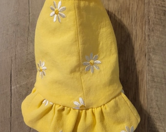 Gelb mit gestickten Gänseblümchen Kleid. Größe Xsmall.