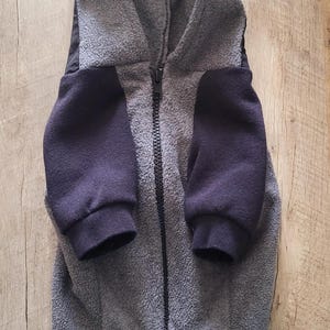 K&ouml;nnte beinhalten: Rustikales Holzschild mit dem Text "Welcome to our home" in wei&szlig;er Schrift. Das Schild hat eine Used-Optik und ein schlichtes, einladendes Design, perfekt f&uuml;r eine Veranda oder einen Eingangsbereich.