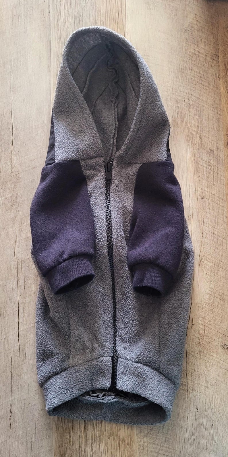 K&ouml;nnte beinhalten: Rustikales Holzschild mit dem Text "Welcome to our home" in wei&szlig;er Schrift. Das Schild hat eine Used-Optik und ein schlichtes, einladendes Design, perfekt f&uuml;r eine Veranda oder einen Eingangsbereich.