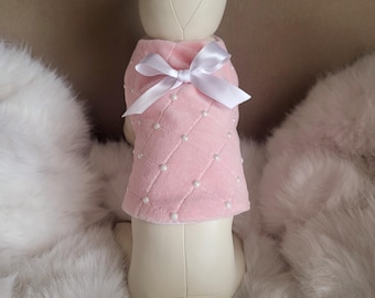 Handgemachte Rosa und Perlen gesteppte Welpen-Hundejacke aus Velour.