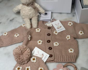 Conjunto de suéter de ganchillo con margaritas para bebé, gorro de algodón orgánico, caja de regalo con sonajero, conjunto de regalo para bebé, recién nacido, conjunto de suéter para niña, regalos únicos para niña.