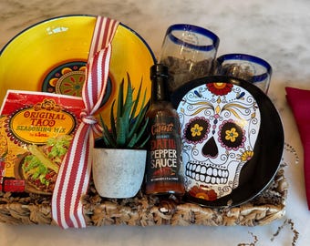 Cesta de regalo para la fiesta mexicana: sazonador para tacos, salsa picante y cerámica.