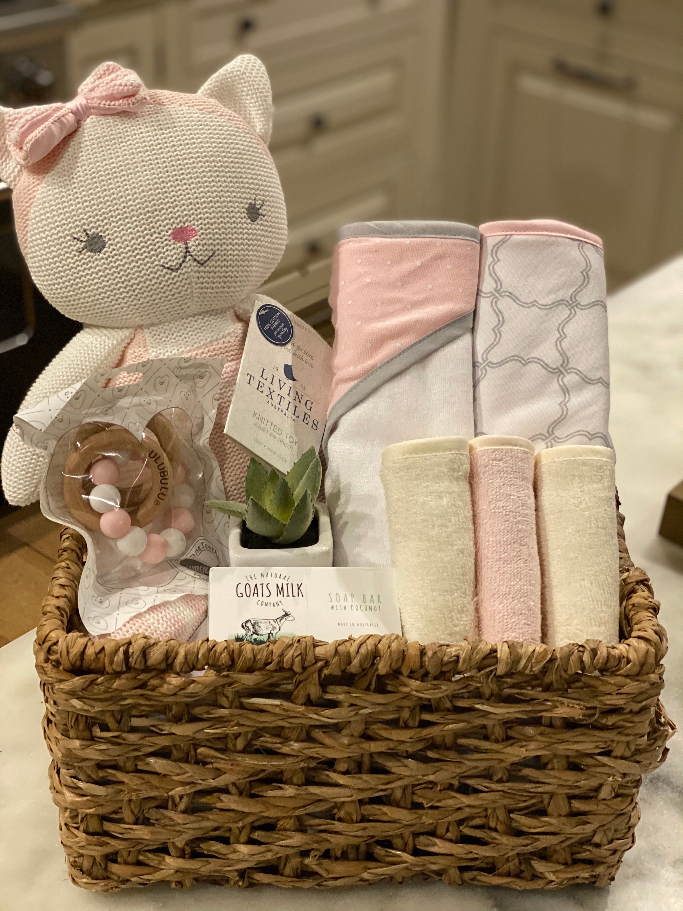 Cesta de regalo de babygirl /Cesta de regalo de niña recién Etsy