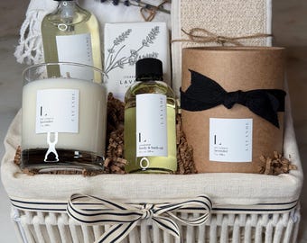 Cesta de regalo de spa de lavanda: toalla turca, aceites esenciales y vela de soja.