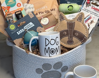 Cesta de regalo de lujo para perros: juguetes, golosinas y taza para mamá/papá perruno.