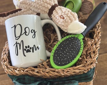 Cesta de regalo para amantes de los perros: taza de cerámica, juguete de pato y cepillo de aseo.