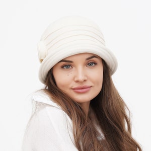 Beige Wool Cloche Hat for Womens – 1920s Winter Flapper Style with Brim – Vintage Gatsby Beatrice Hat – Gift for her
