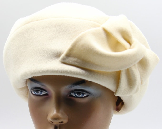 Womens beret with a flower French wool hat beige