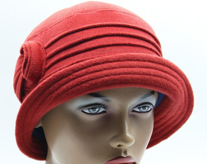 Cloche hat vintage women's made of wool Beatrice red