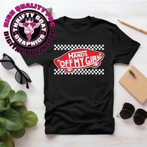 以下が含まれることがあります： 白と赤のチェック柄の黒いTシャツ。赤いバンズ風の靴に「Hands Off My Girl」という白い文字が書かれている。