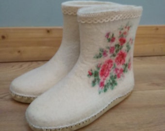 Red Blossom White Wool Slippers - Eco-Friendly Comfort Wear