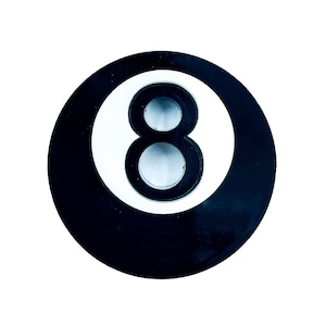 Może przedstawiać: Czarno-biała kula bilardowa z nadrukowaną cyfrą osiem.