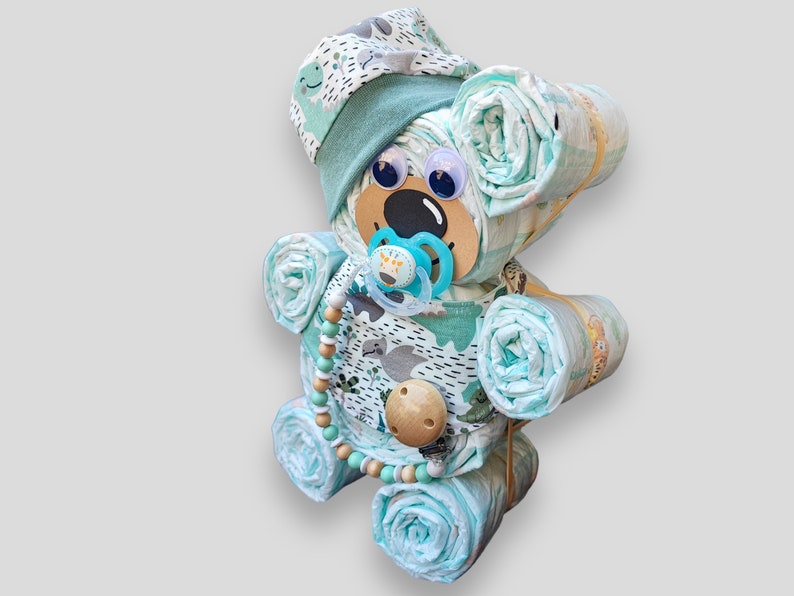 Geschenk zur Geburt Windeltorte Bär für Jungs handmade Mütze Halstuch Schnullerkette mit oder ohne Namen Bild 3