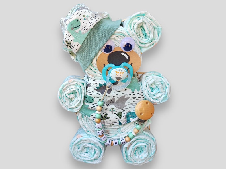 Geschenk zur Geburt Windeltorte Bär für Jungs handmade Mütze Halstuch Schnullerkette mit oder ohne Namen Bild 8