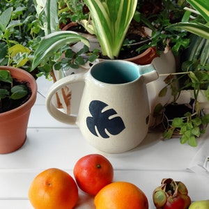 Brocca in gres fatta a mano: brocca in ceramica con stencil Boho Monstera