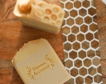 Honey Soap | Oatmeal, milk & honey | Handcrafted exfoliating soap | Cruelty Free | Palm Oil Free