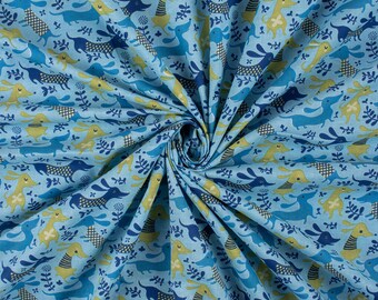 Pode incluir: Tecido azul claro com um padrão repetido de cães dachshund em tons de azul e amarelo. Os cães são intercalados com motivos florais e de folhas. O tecido está enrugado, mostrando sua textura e design.
