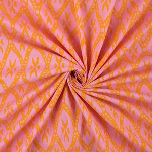 Puede incluir: Tela rosa con un patrón repetitivo de formas de diamante naranja y líneas punteadas. La tela está reunida en el centro, creando pliegues y sombras que resaltan el diseño. El efecto general es un textil vibrante y llamativo.