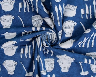 Pode incluir: Tecido azul com um padrão branco de utensílios de cozinha e utensílios de cozinha. O padrão inclui colheres de pau, facas, panelas e tigelas.