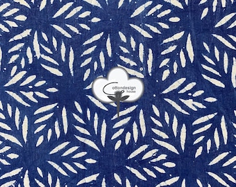 Pode incluir: Tecido azul com um padrão de folhas brancas. O tecido tem um logotipo branco de casa de design de algodão no centro.
