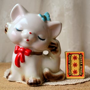 Vintage Chinese Porcelain Kitten Coin Bank: Collectible Cat Figurine