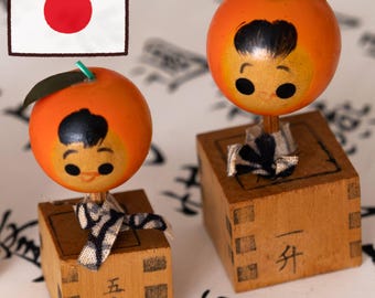 Vintage Japanese Mikan Kokeshi Pair in Masu Crates Showa Era MCM Folk Art Mini Wooden Dolls Omiyage Souvenir Japan Decor