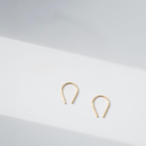 Pendientes de arco de oro, pendientes de herradura, aros rellenos de oro de 14 quilates, pendientes en forma de U, pendientes de arco, pendientes de oro modernos, aros pequeños con hilo pasante
