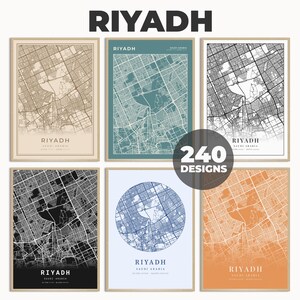Op de afbeelding: Zes ingelijste kaartprints van Riyad, Saoedi-Arabië, in verschillende kleurenschema's, waaronder beige, blauwgroen, zwart-wit, blauw en oranje. Het woord "RIYADH" staat bovenaan gedrukt en "240 DESIGNS" staat in een cirkel in het midden.