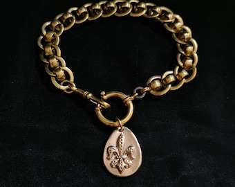 Pulsera charm flor de lis. Hecho a mano con cadena de reloj victoriana/eduardiana antigua reciclada y amuleto de bronce contemporáneo hecho a mano