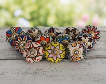 Handbeschilderde keramische ladeknoppen, kleurrijke bloemmotieven in boho-stijl.