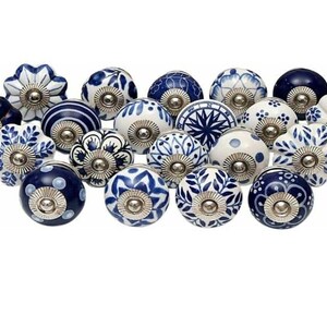 Peut inclure: Un ensemble de dix-huit boutons de placard ronds en céramique présentant divers motifs bleus et blancs, notamment des designs floraux, géométriques et rayés. Chaque bouton possède une pièce centrale en métal argenté pour la fixation.