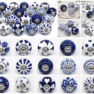 Op de afbeelding: Een collectie ronde keramische kastknoppen met diverse blauw-witte patronen, waaronder bloemmotieven, geometrische vormen, strepen en hartjes. Elke knop is voorzien van een centraal zilverkleurig metalen bevestigingsonderdeel.