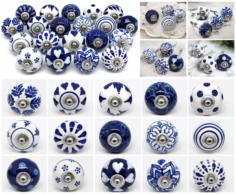 Op de afbeelding: Een collectie ronde keramische kastknoppen met diverse blauw-witte patronen, waaronder bloemmotieven, geometrische vormen, strepen en hartjes. Elke knop is voorzien van een centraal zilverkleurig metalen bevestigingsonderdeel.