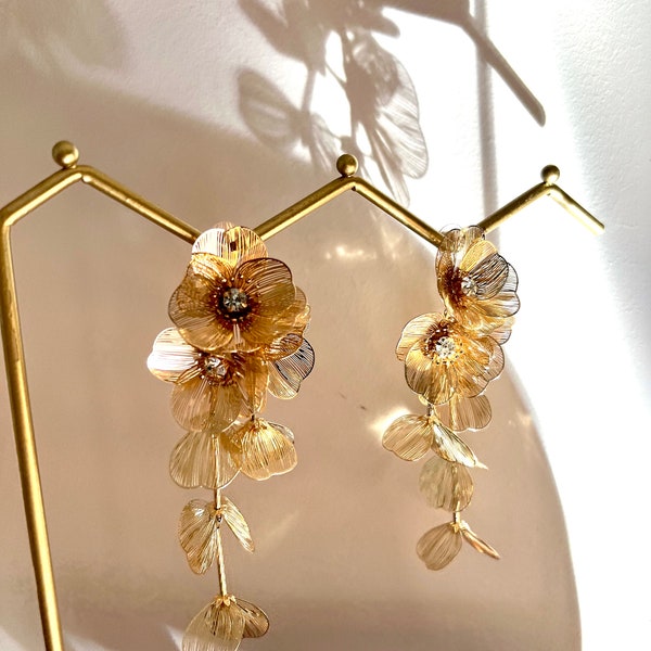Große goldene Blumen Ohrringe, Floral Leaf Design Statement Ohrringe Kate MIarelleton ~ LADY