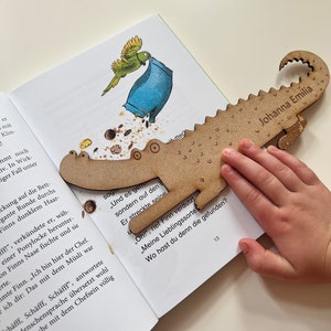 Personalized reading crocodile - reading aid for beginners - gift tip for 1st graders and beginning readers - reading aid for children - school children