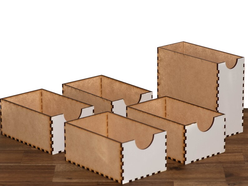 Puede incluir: Cinco cajas de madera con interiores blancos. Las cajas est&aacute;n apiladas en forma escalonada. Las cajas son todas del mismo tama&ntilde;o y forma, y tienen un dise&ntilde;o simple y moderno.