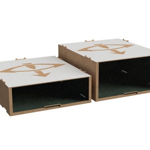 Könnte beinhalten: Zwei Pappkartons mit weißer Oberseite und braunen Seiten. Die Oberseite jeder Schachtel zeigt ein weißes Symbol mit einem nach unten zeigenden Pfeil und einem Kreis darum. Die Schachteln sind leer.