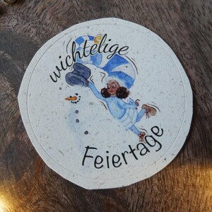 Sticker WICHTELIGE FEIERTAGE, weihnachtlicher Sticker aus Graspapier für Geschenke und Grußkarten, 5 cm Durchmesser