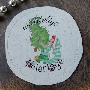 Sticker WICHTELIGE FEIERTAGE, weihnachtlicher Sticker aus Graspapier für Geschenke und Grußkarten, 5 cm Durchmesser