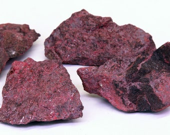 Spécimen minéral cristallin de CINNABAR ROUGE provenant des mines d'Almaden, Espagne. Disponible en différentes tailles de 2 à 5,5 cm