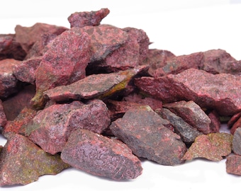 Spécimen minéral cristallin de CINNABAR ROUGE provenant des mines d'Almaden, Espagne. Disponible en différentes tailles de 2 à 5,5 cm