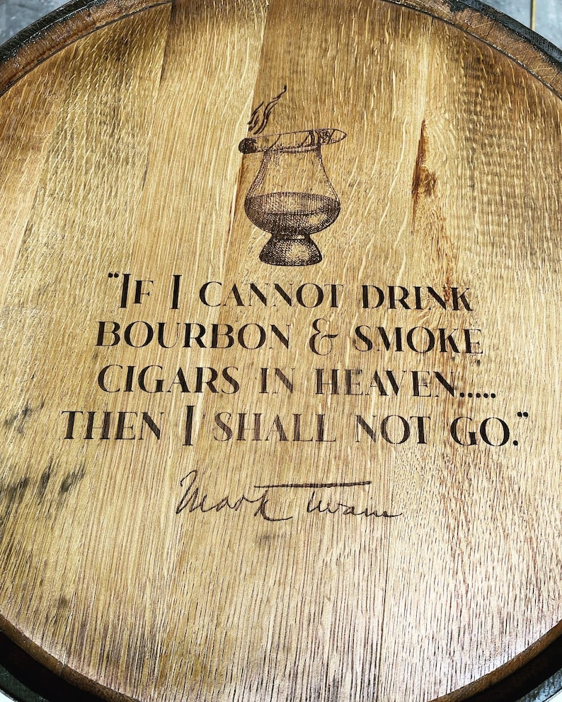 Mesa de bistró/bar hecha a medida con barril de bourbon e inserto de cristal. Grabado láser personalizado disponible. imagen 14
