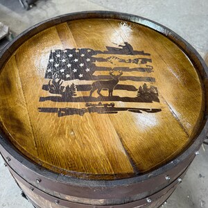 Mesa de bistró/bar hecha a medida con barril de bourbon e inserto de cristal. Grabado láser personalizado disponible. imagen 19