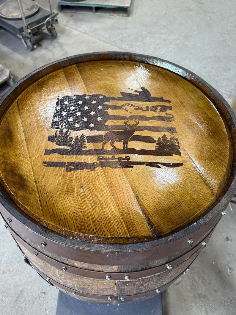 Mesa de bistró/bar hecha a medida con barril de bourbon e inserto de cristal. Grabado láser personalizado disponible. imagen 19