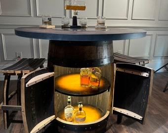 Mesa de bistró/pub Bourbon Barrel hecha a medida. Mesa con base de gabinete e inserto de vidrio. Grabado láser personalizado disponible.