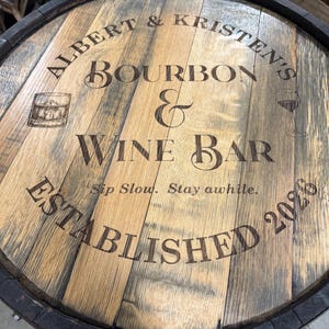 Mesa de bistró/bar hecha a medida con barril de bourbon e inserto de cristal. Grabado láser personalizado disponible. imagen 11