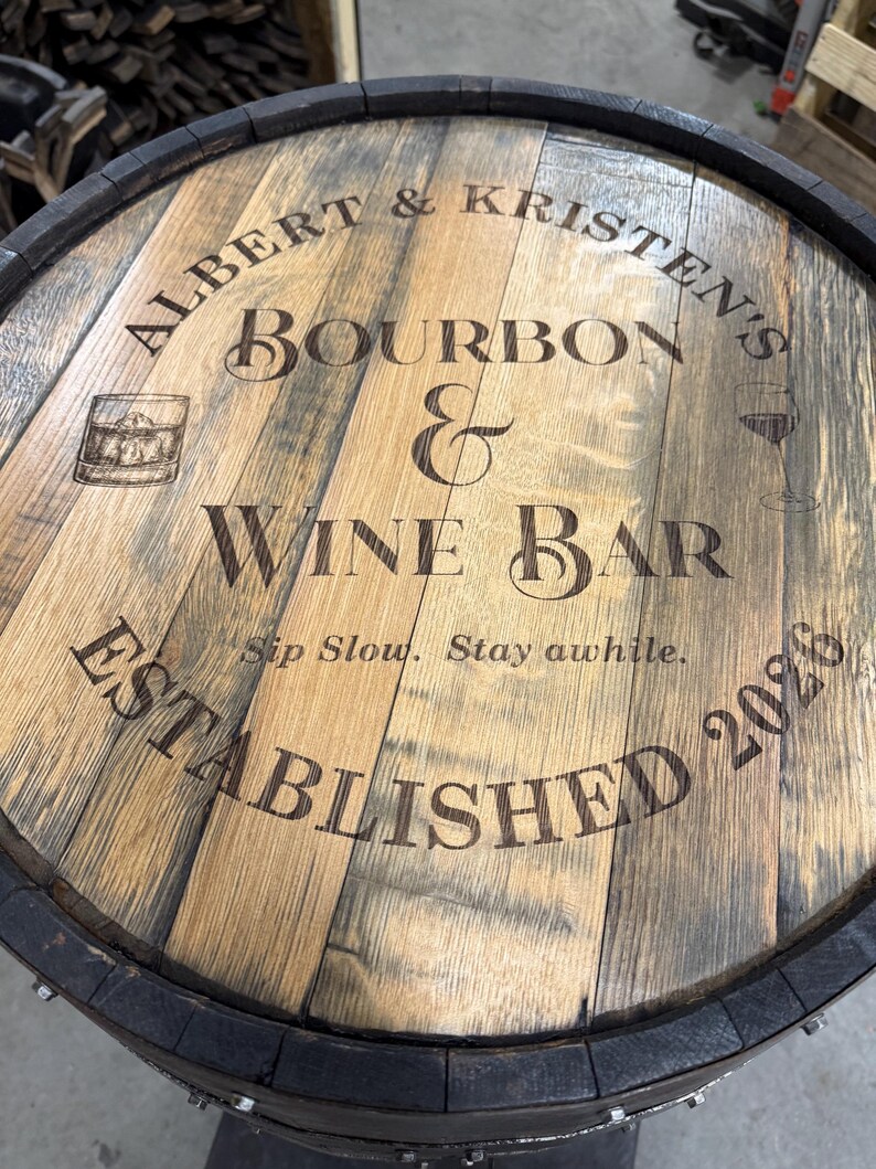 Mesa de bistró/bar hecha a medida con barril de bourbon e inserto de cristal. Grabado láser personalizado disponible. imagen 11