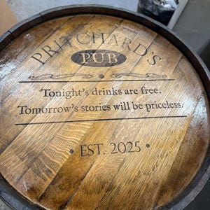 Mesa de bistró/bar hecha a medida con barril de bourbon e inserto de cristal. Grabado láser personalizado disponible. imagen 18