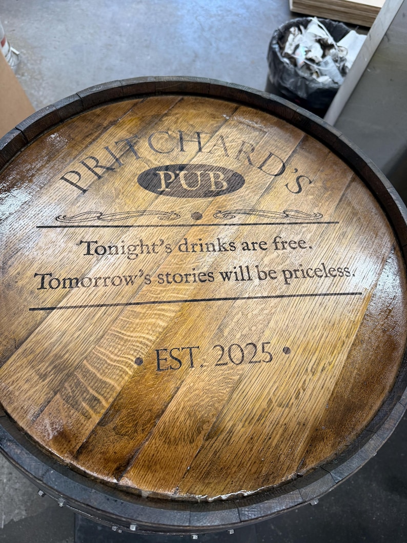 Mesa de bistró/bar hecha a medida con barril de bourbon e inserto de cristal. Grabado láser personalizado disponible. imagen 18